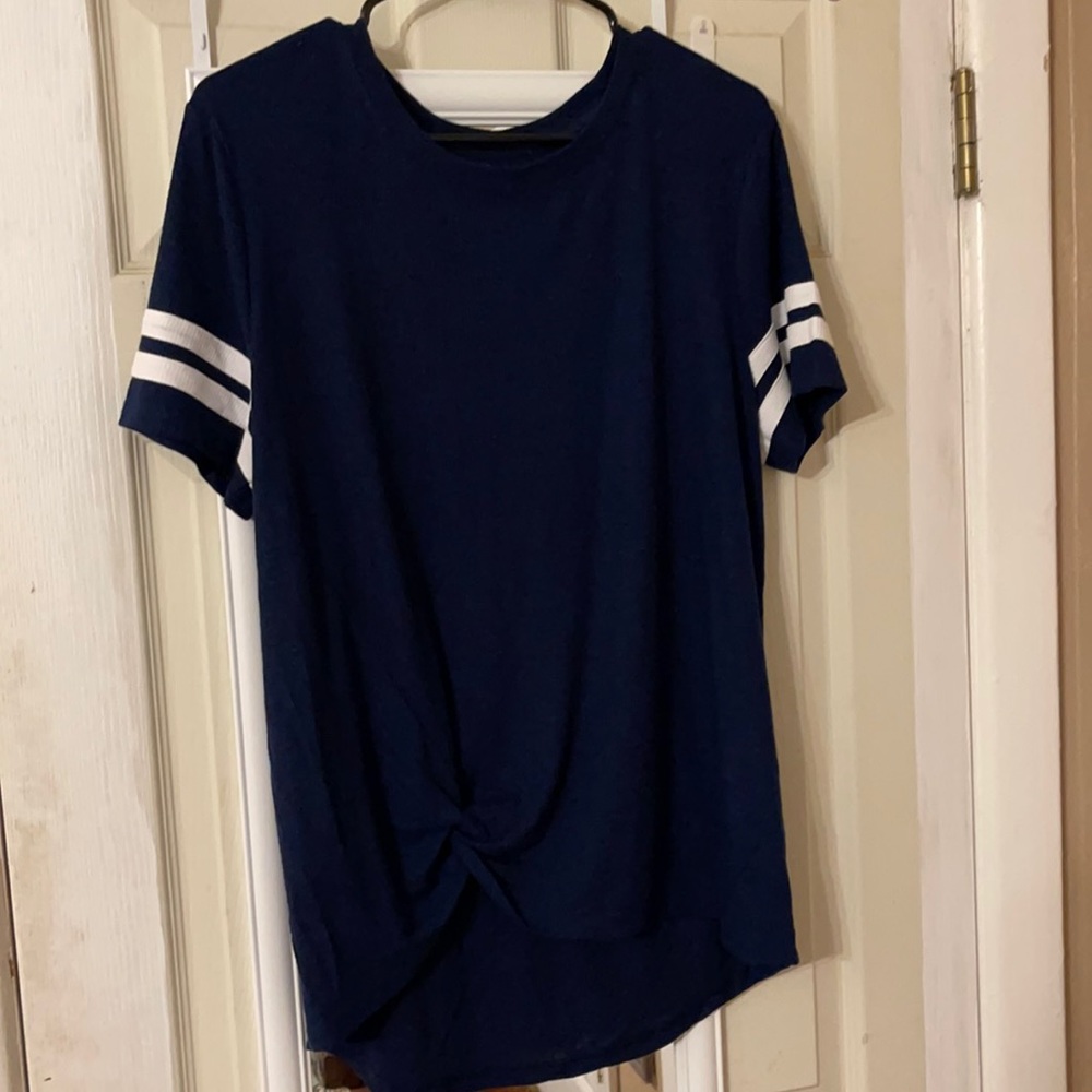 BNWOT. Cute Tie Knot Tee